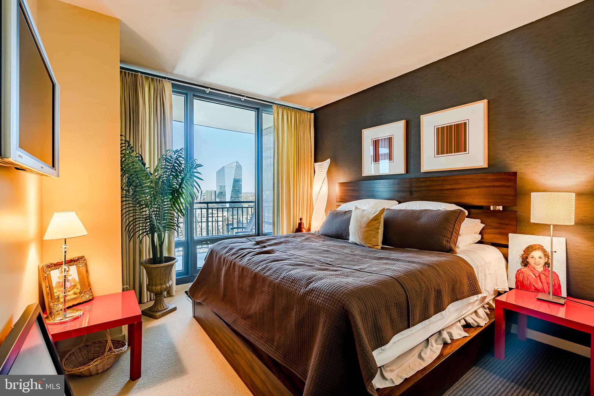 2101-00 Market Street, Unit 1803 Philadelphia, PA 19103 - Photo 22 of 52 a bedroom with a bed and window