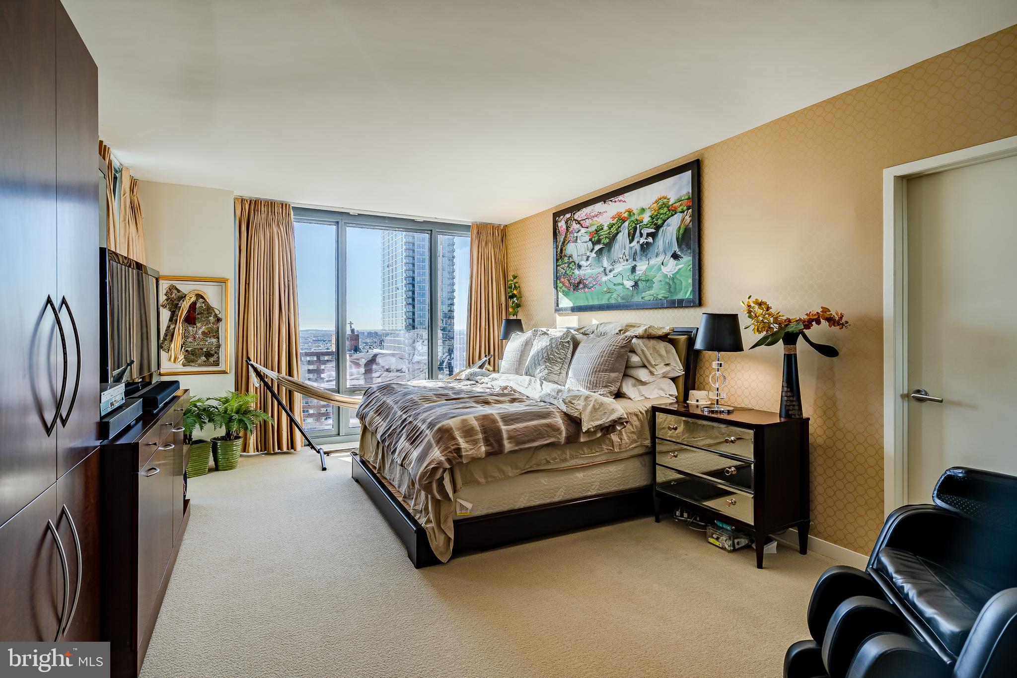 2101-00 Market Street, Unit 1803 Philadelphia, PA 19103 - Photo 30 of 52 a spacious bedroom with a bed and a couch