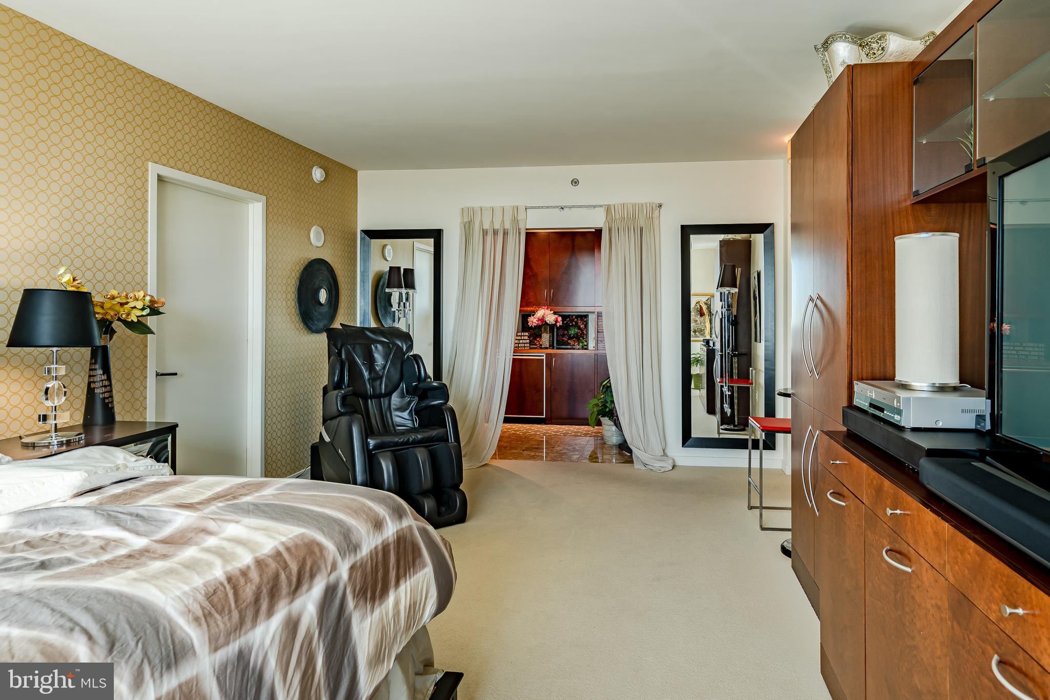 2101-00 Market Street, Unit 1803 Philadelphia, PA 19103 - Photo 31 of 52 a bedroom with a bed and a large mirror on the dresser