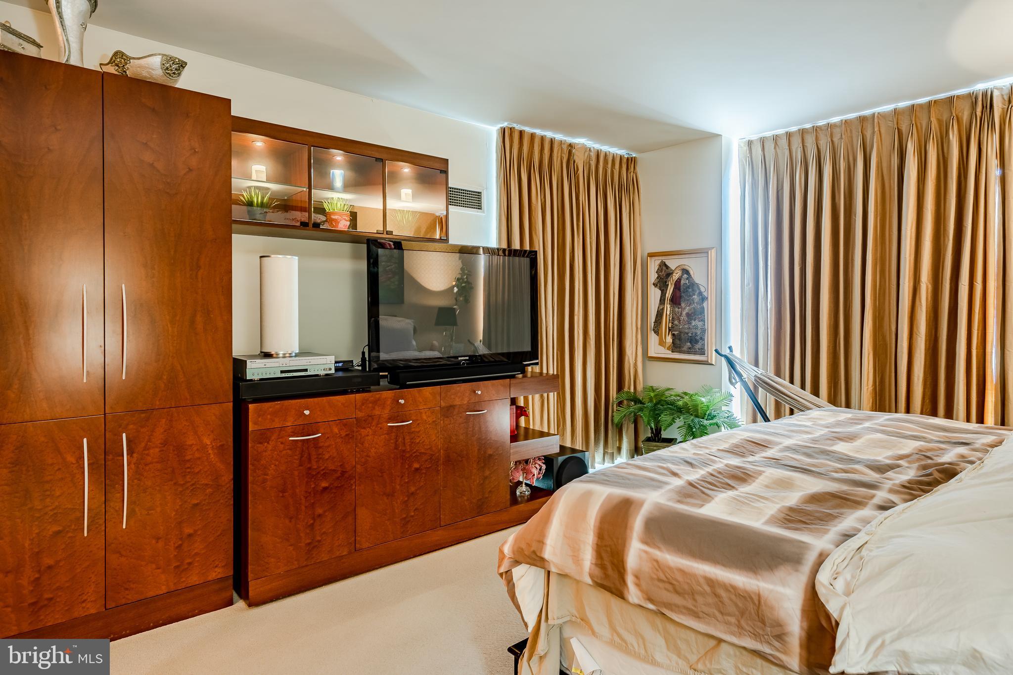 2101-00 Market Street, Unit 1803 Philadelphia, PA 19103 - Photo 32 of 52 a bedroom with bed and tv