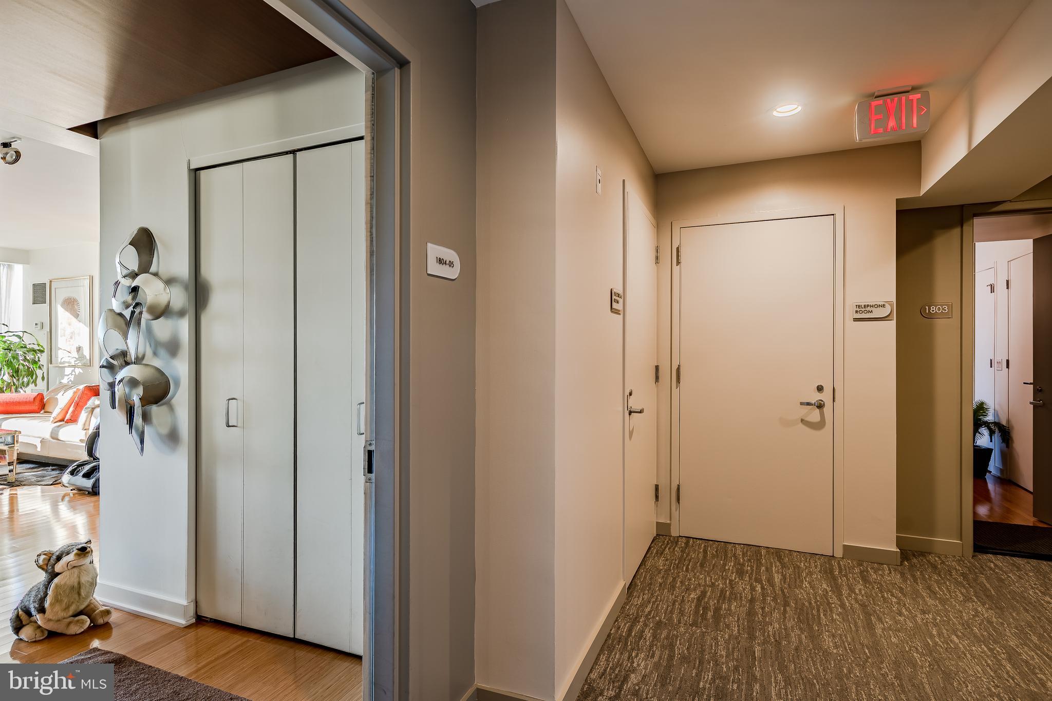 2101-00 Market Street, Unit 1803 Philadelphia, PA 19103 - Photo 6 of 52 a view of a hallway with a room