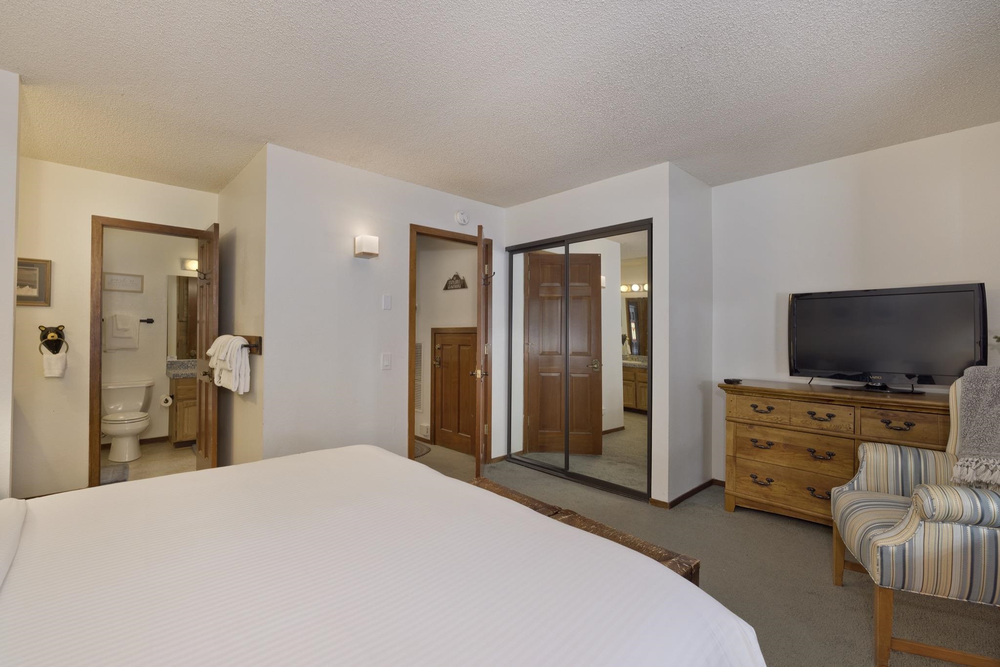 3005 Meridian Boulevard, Unit 47 Mammoth Lakes, CA 93546 - Photo 26 of 40 a bedroom with a bed and a flat screen tv