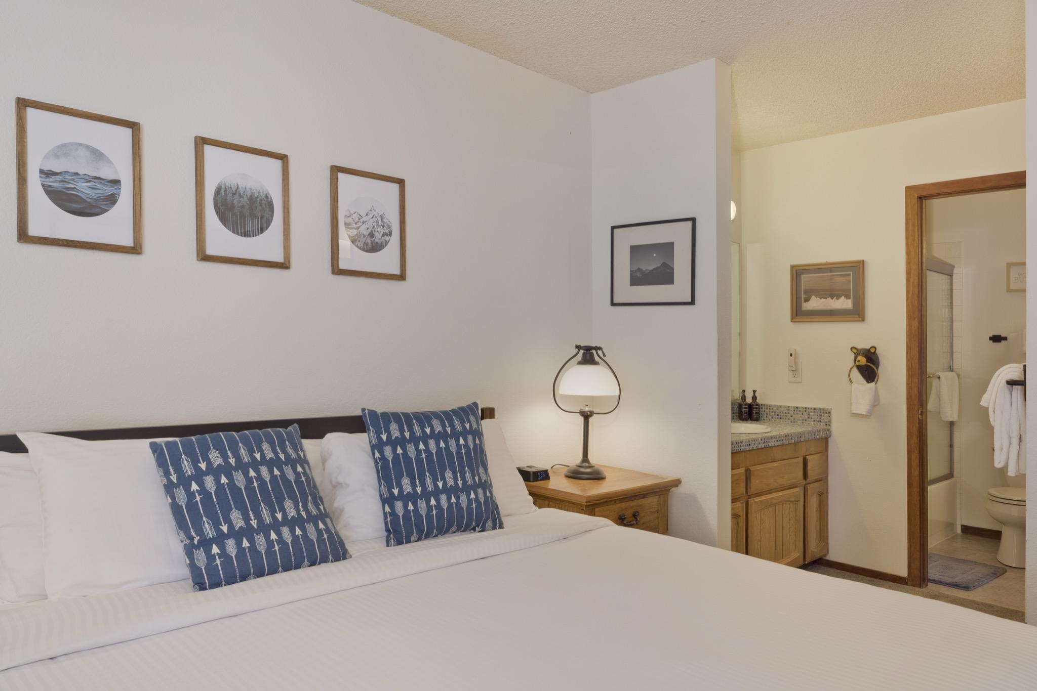 3005 Meridian Boulevard, Unit 47 Mammoth Lakes, CA 93546 - Photo 27 of 40 a bedroom with a bed and painting on the wall