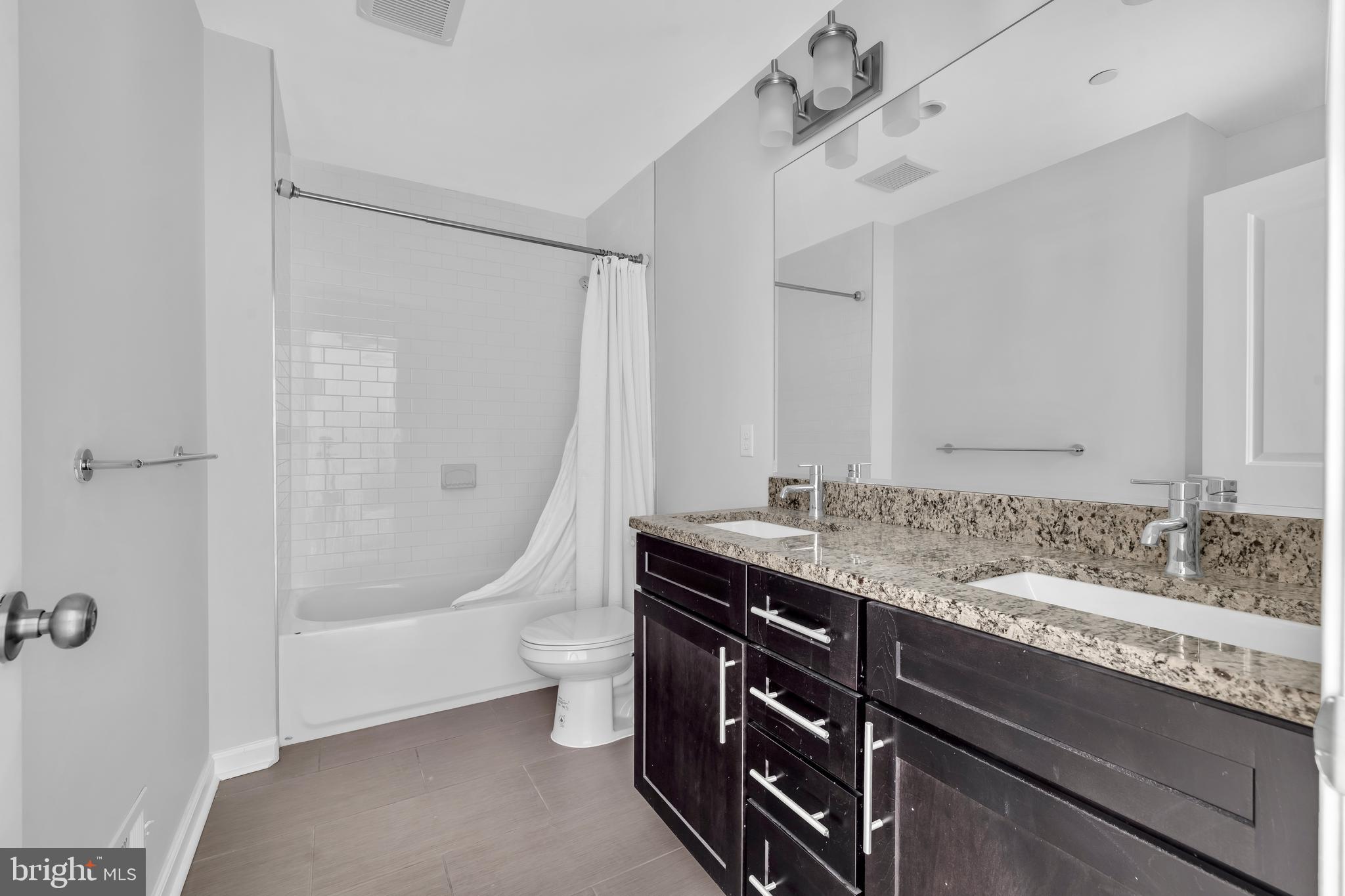 437 Woodcrest Drive Southeast Washington, DC 20032 - Photo 18 of 38 3rd Flr Hallway