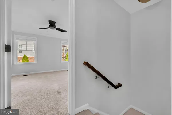 an empty room with closet and a ceiling fan