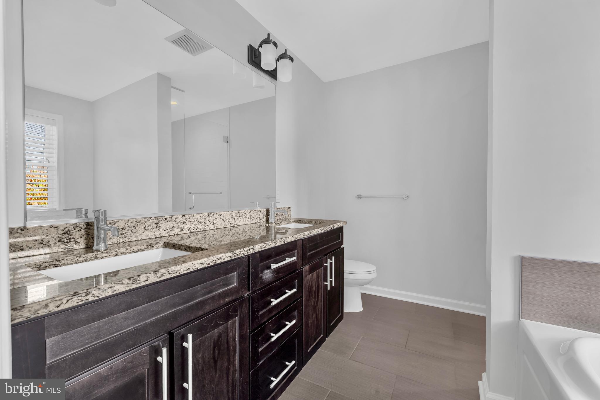 437 Woodcrest Drive Southeast Washington, DC 20032 - Photo 28 of 38 3rd Flr Jack & Jill Bath Room