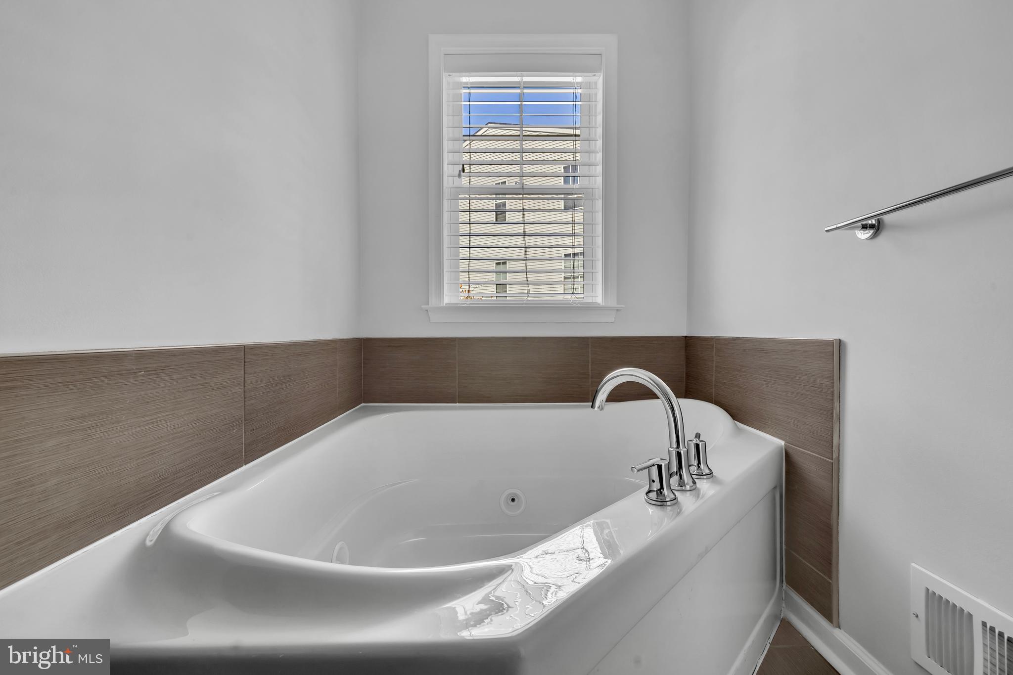 437 Woodcrest Drive Southeast Washington, DC 20032 - Photo 31 of 38 Jacuzzi Jet Tub