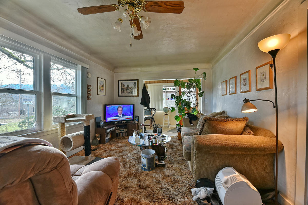404 Upper River Road Gold Hill, OR 97525 - Photo 11 of 41 11