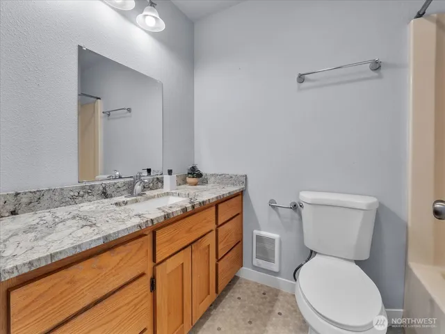 a view of livingroom with furniture