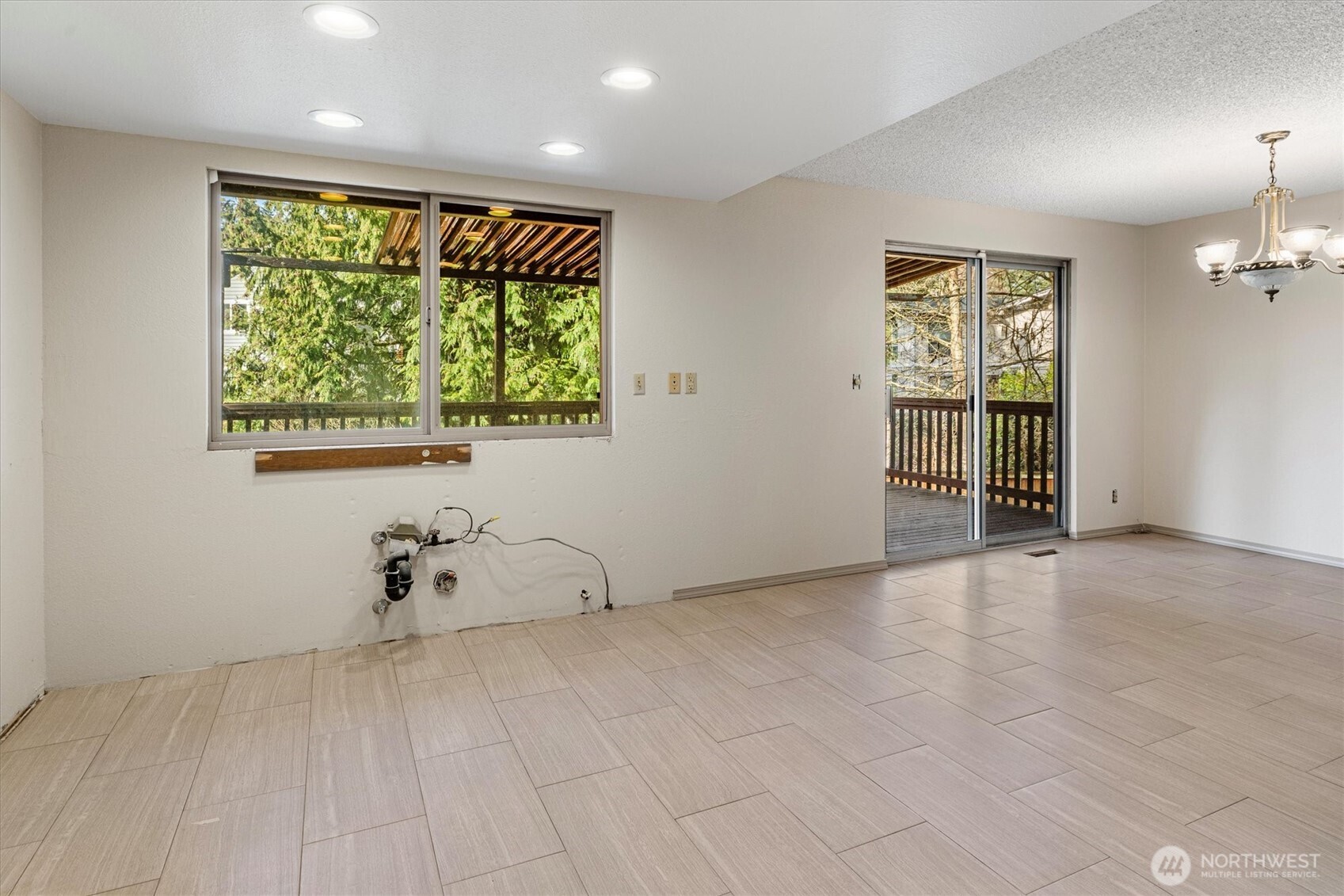 13575 Roosevelt Way North Seattle, WA 98133 - Photo 11 of 26
