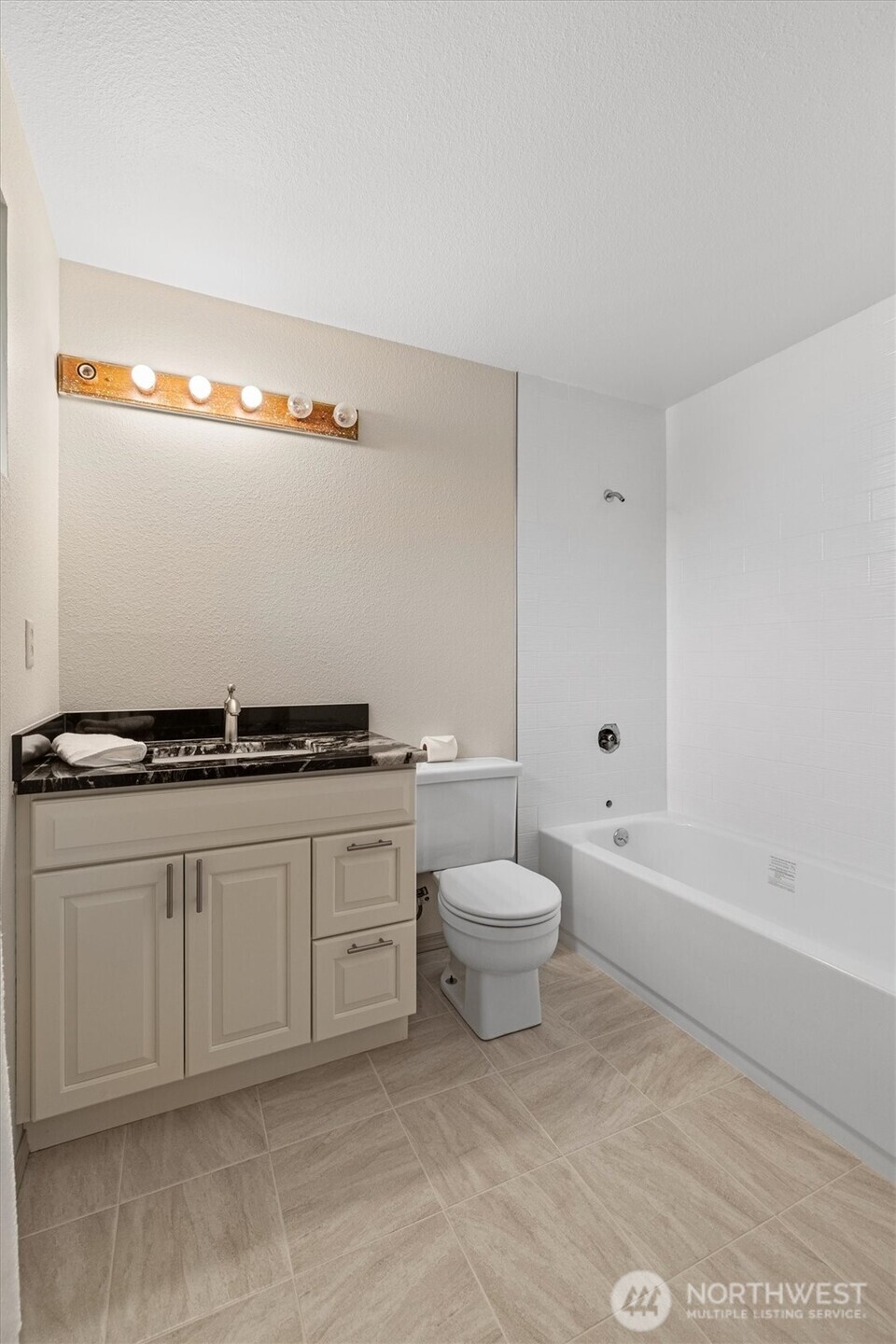 13575 Roosevelt Way North Seattle, WA 98133 - Photo 14 of 26