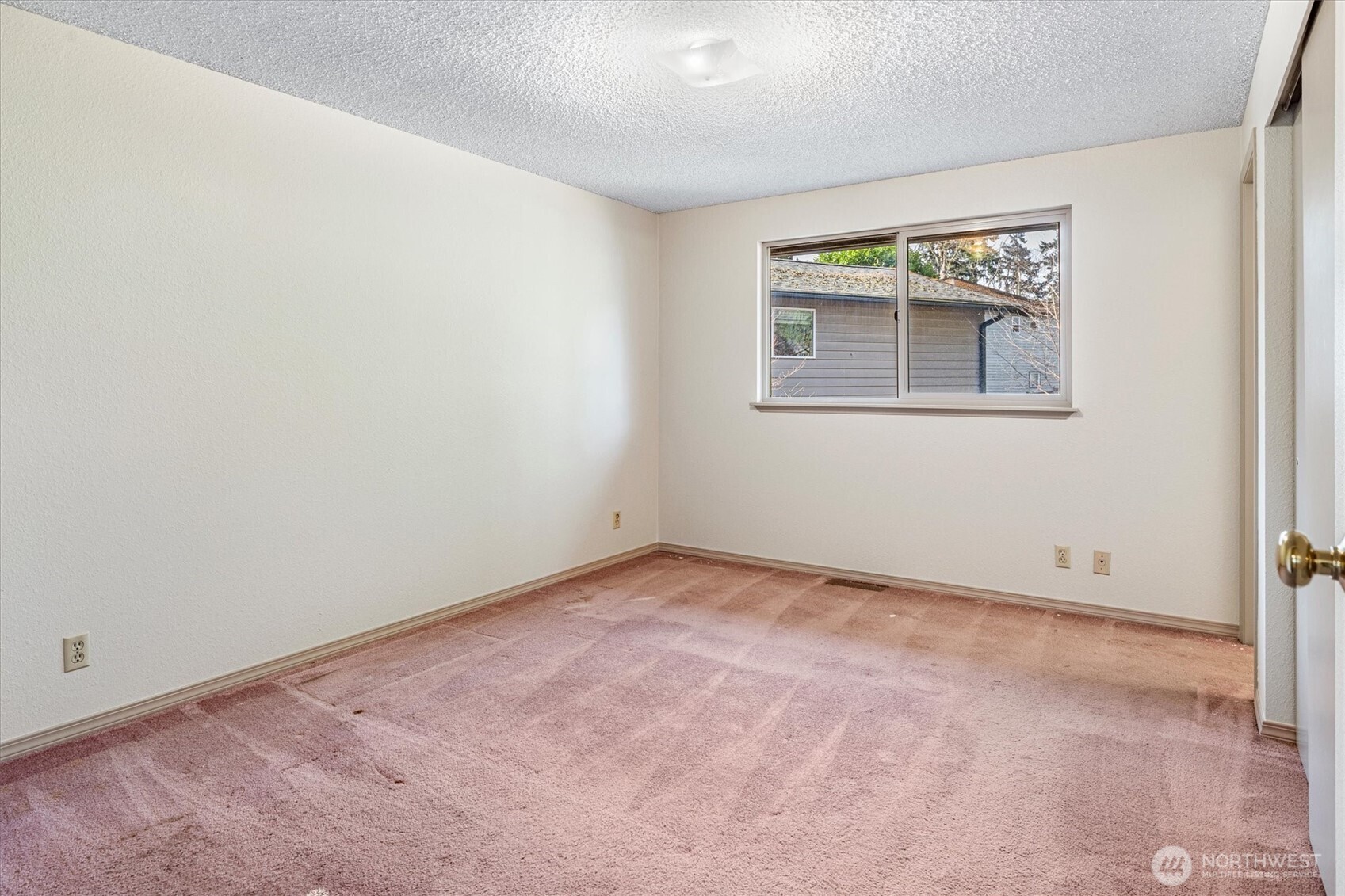 13575 Roosevelt Way North Seattle, WA 98133 - Photo 15 of 26