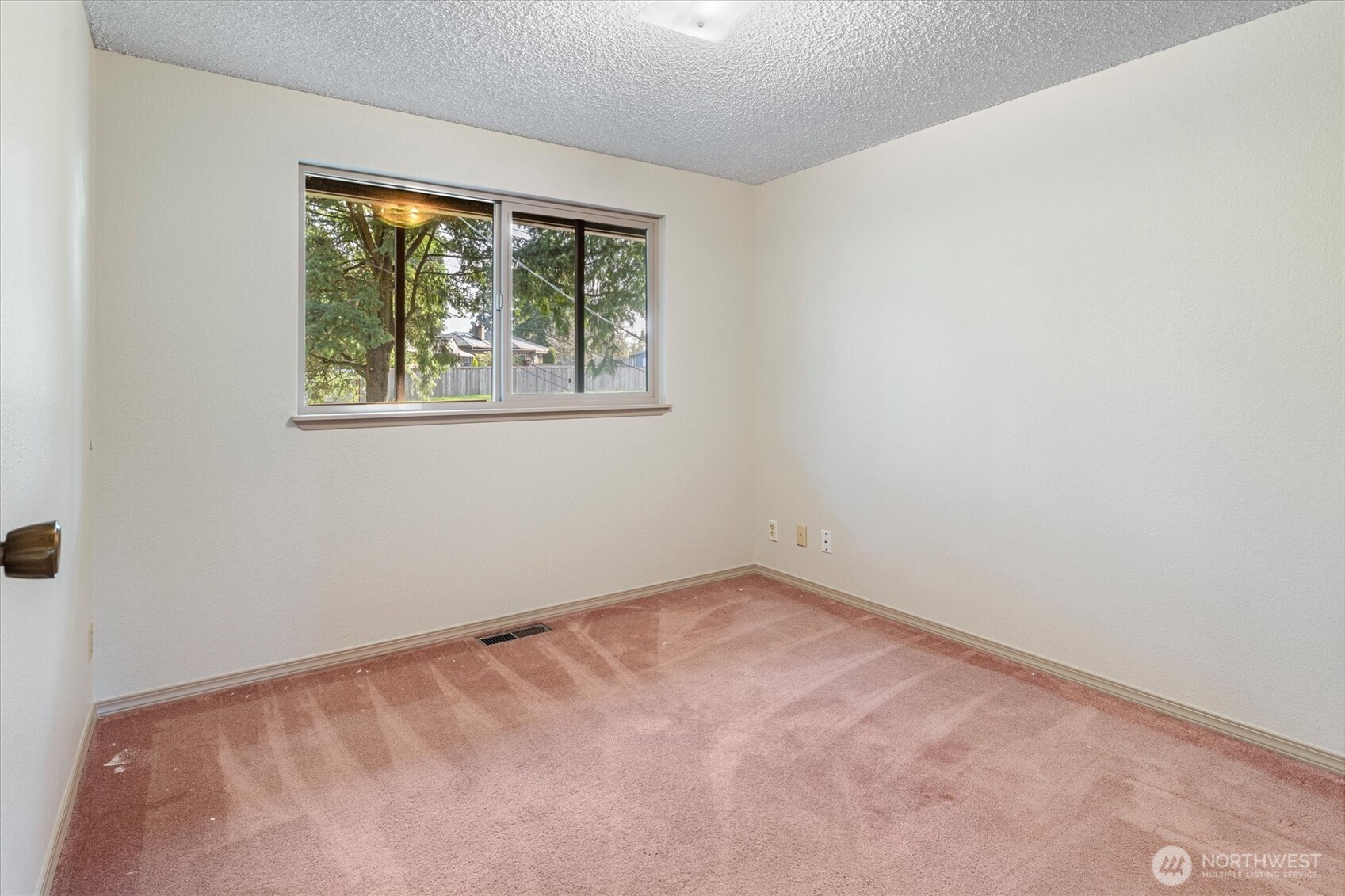 13575 Roosevelt Way North Seattle, WA 98133 - Photo 16 of 26