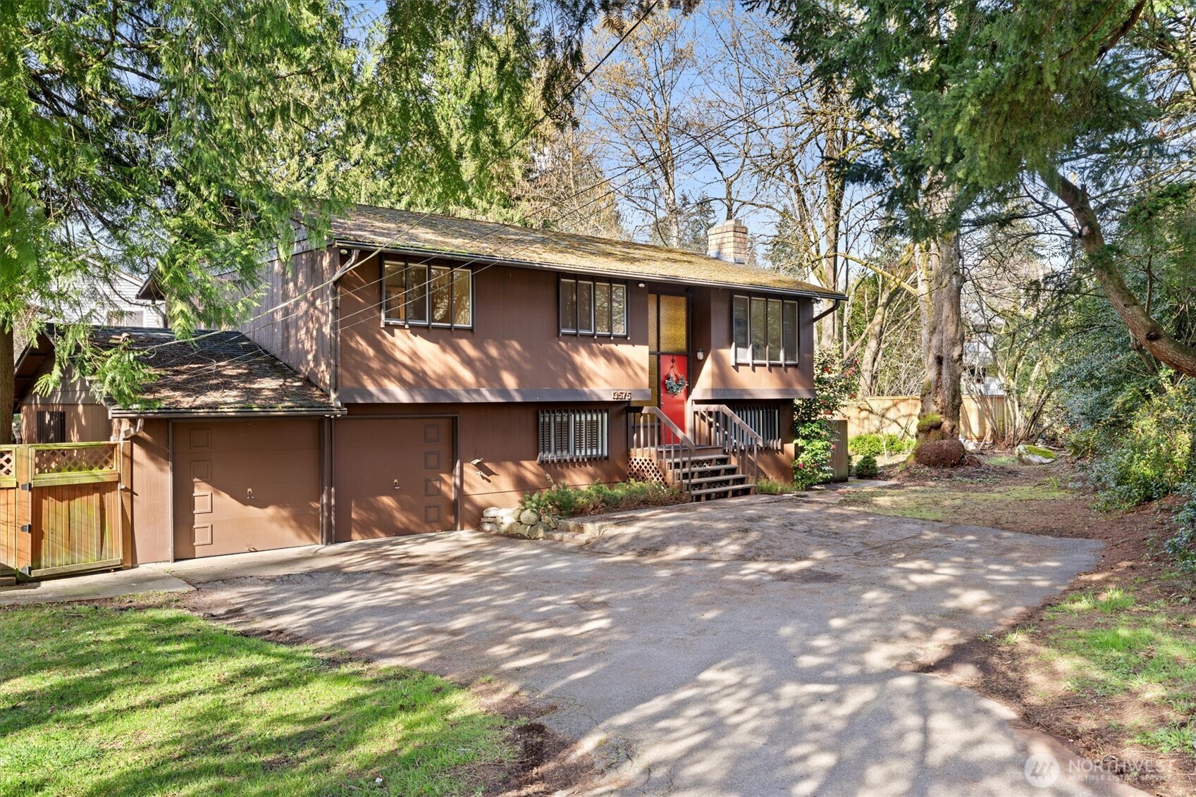 13575 Roosevelt Way North Seattle, WA 98133 - Photo 2 of 26