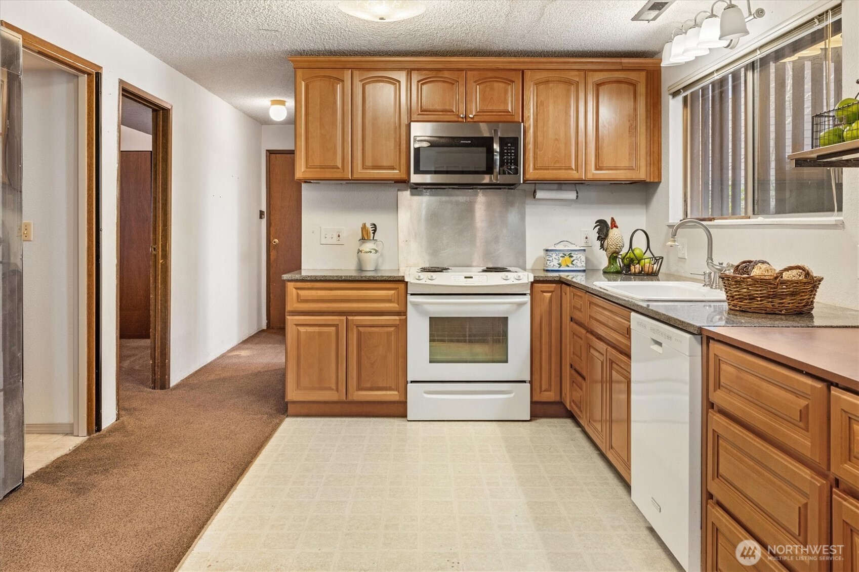 13575 Roosevelt Way North Seattle, WA 98133 - Photo 22 of 26