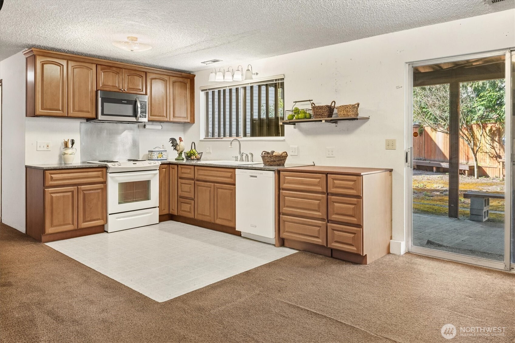 13575 Roosevelt Way North Seattle, WA 98133 - Photo 23 of 26
