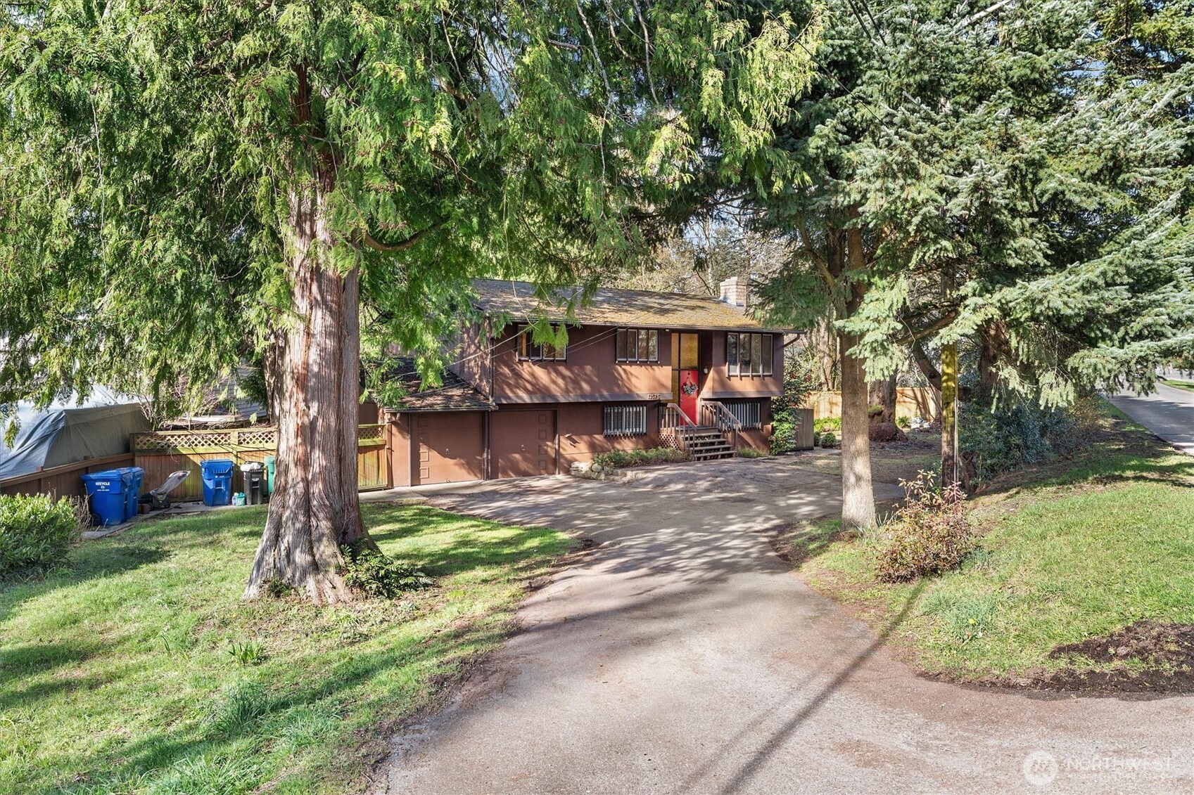 13575 Roosevelt Way North Seattle, WA 98133 - Photo 3 of 26
