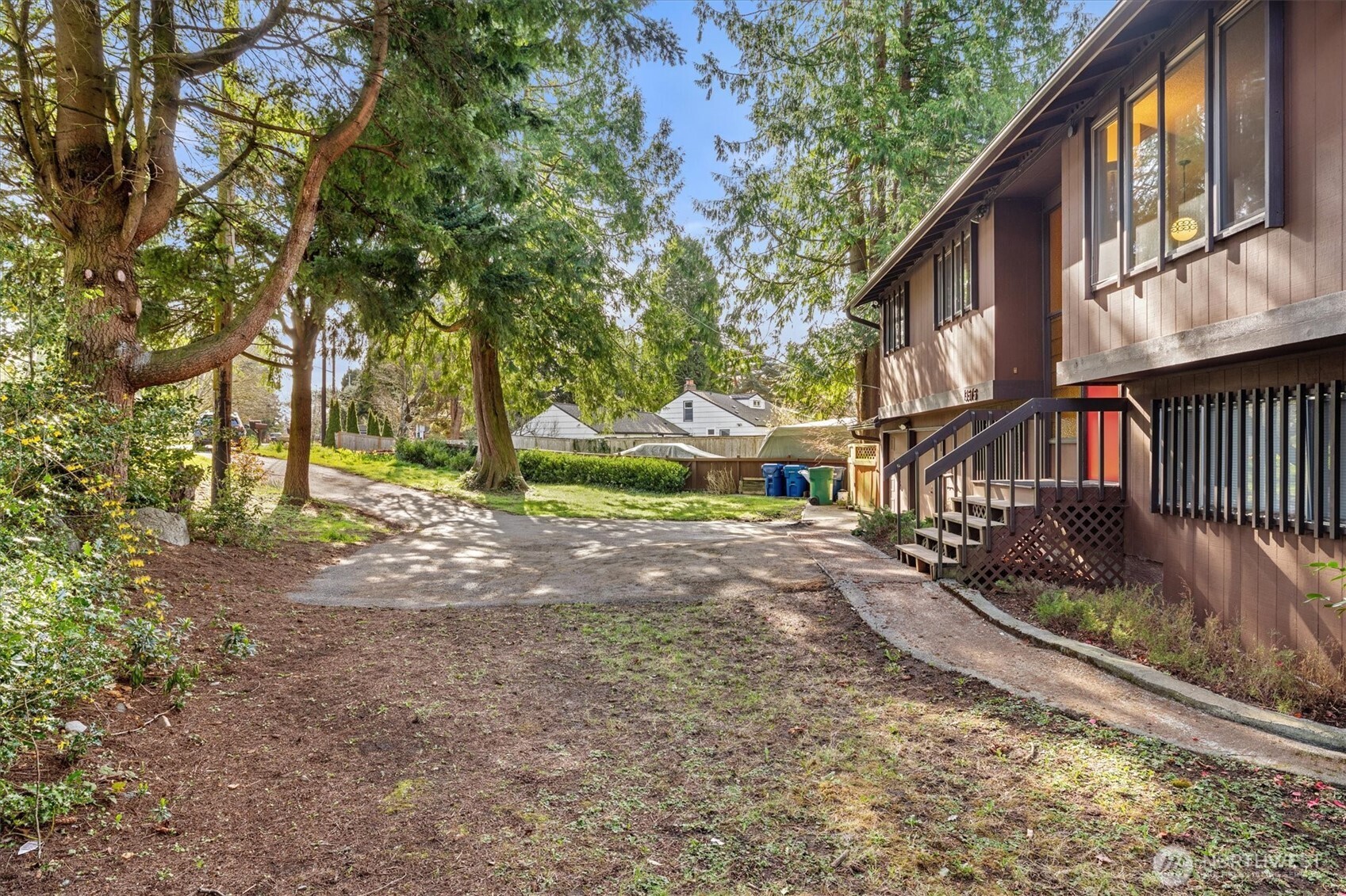 13575 Roosevelt Way North Seattle, WA 98133 - Photo 5 of 26