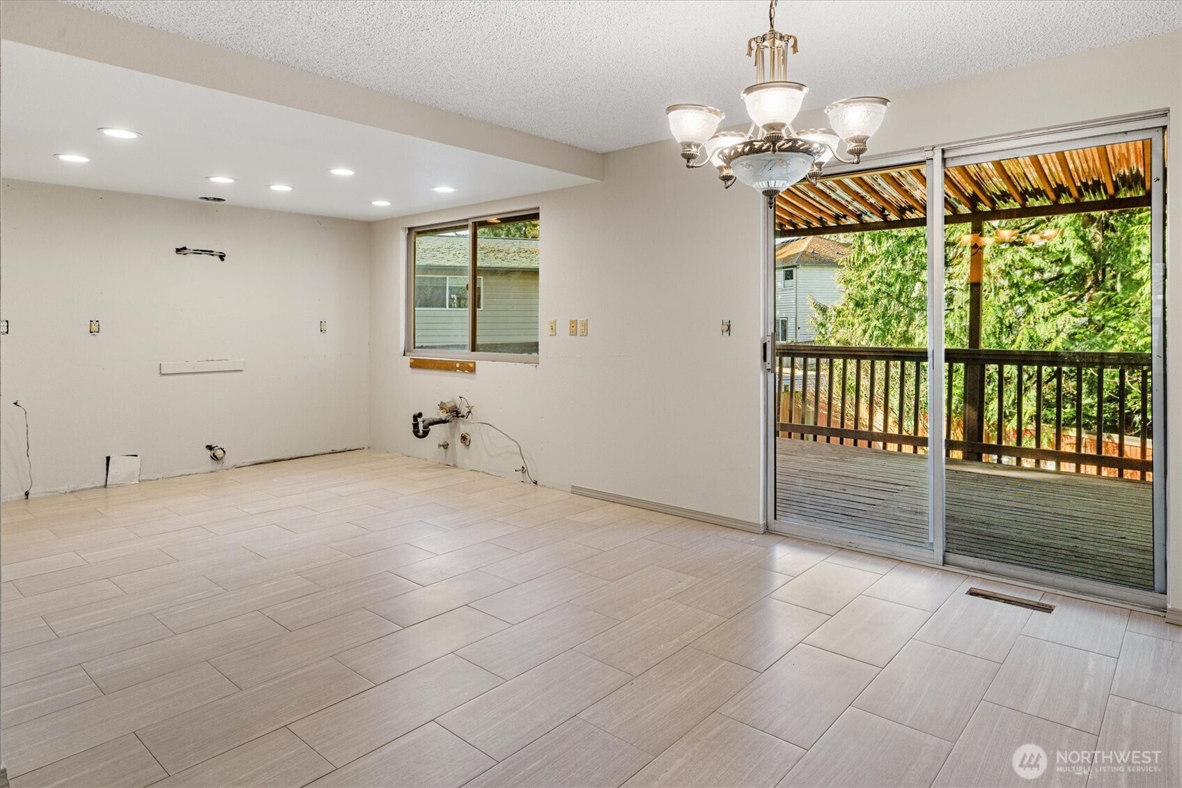 13575 Roosevelt Way North Seattle, WA 98133 - Photo 10 of 26