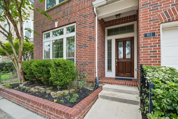 $699,000 | 911 Vaulted Oak Street, Houston, TX 77008