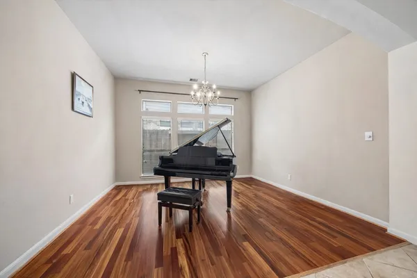 $699,000 | 911 Vaulted Oak Street, Houston, TX 77008