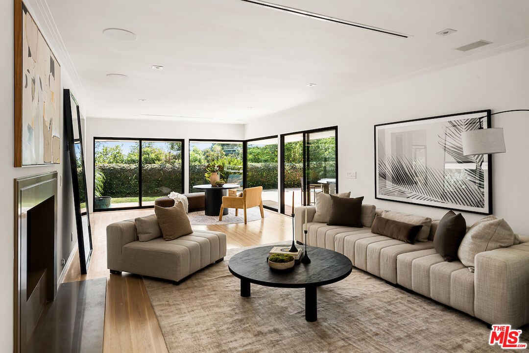 1011 North Hillcrest Road Beverly Hills, CA 90210 - Photo 12 of 52