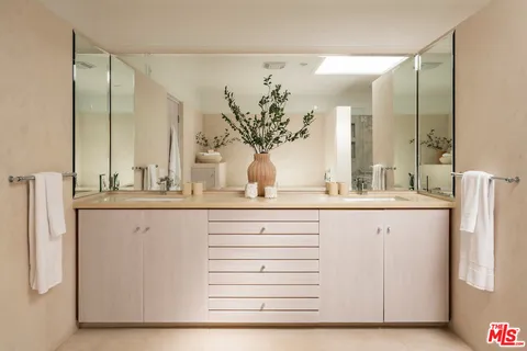 $8,995,000 | 1011 North Hillcrest Road, Beverly Hills, CA 90210