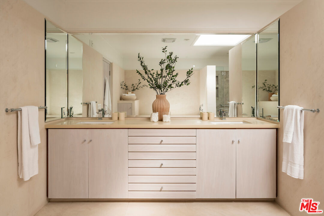 1011 North Hillcrest Road Beverly Hills, CA 90210 - Photo 26 of 52