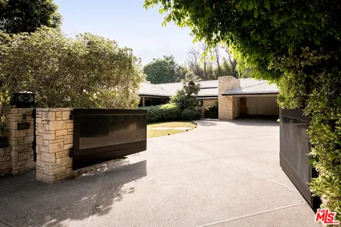$8,995,000 | 1011 North Hillcrest Road, Beverly Hills, CA 90210