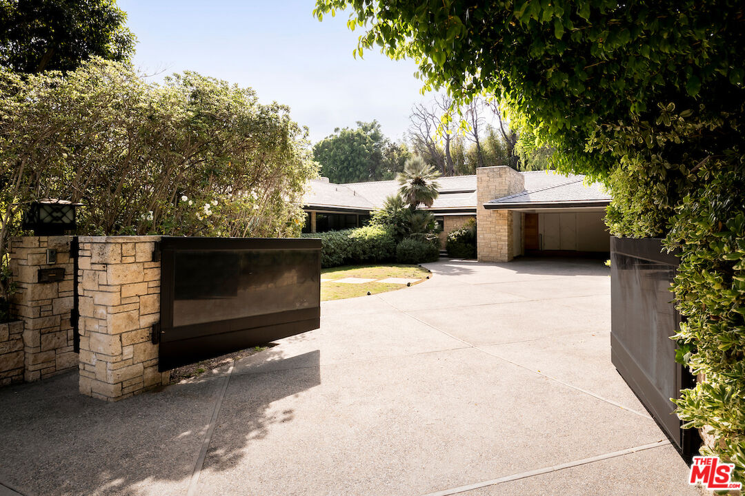 1011 North Hillcrest Road Beverly Hills, CA 90210 - Photo 4 of 52