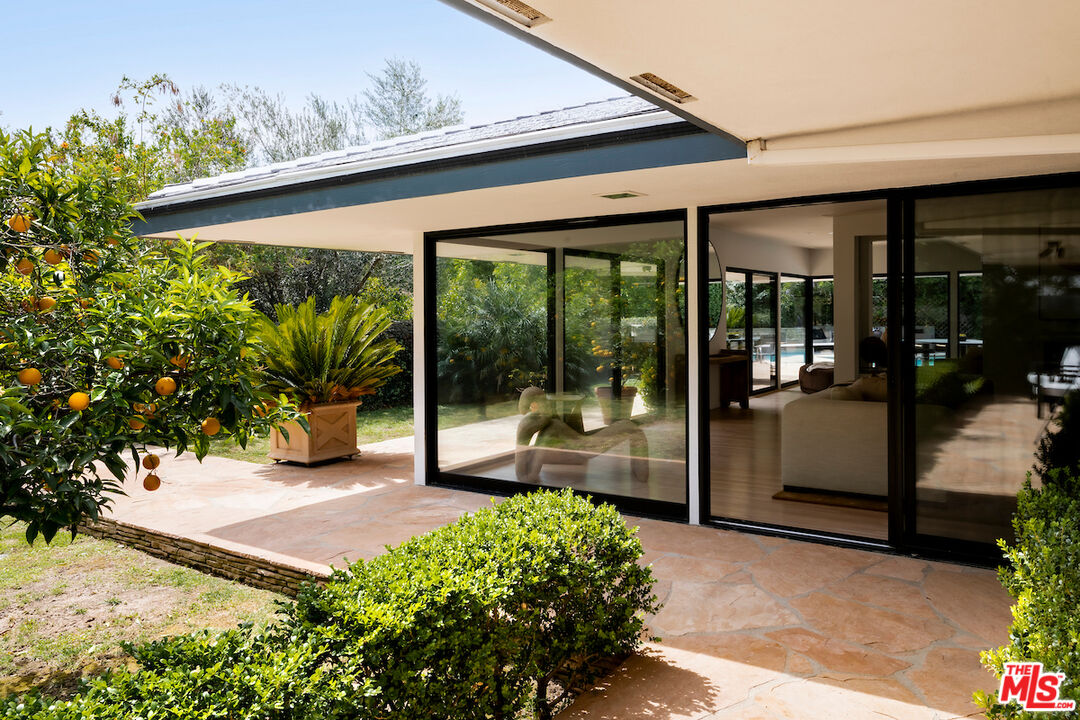 1011 North Hillcrest Road Beverly Hills, CA 90210 - Photo 43 of 52