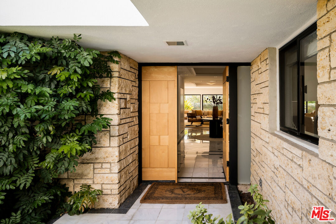 1011 North Hillcrest Road Beverly Hills, CA 90210 - Photo 6 of 52