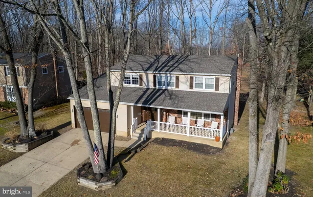 a view of a house with backyard