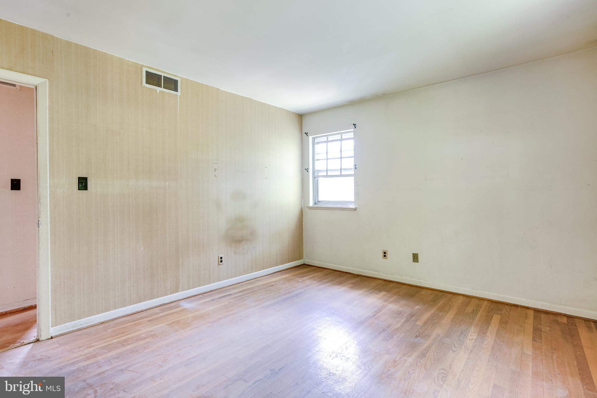 428 Crosby Road Baltimore, MD 21228 - Photo 11 of 33 OWNERS SUITE