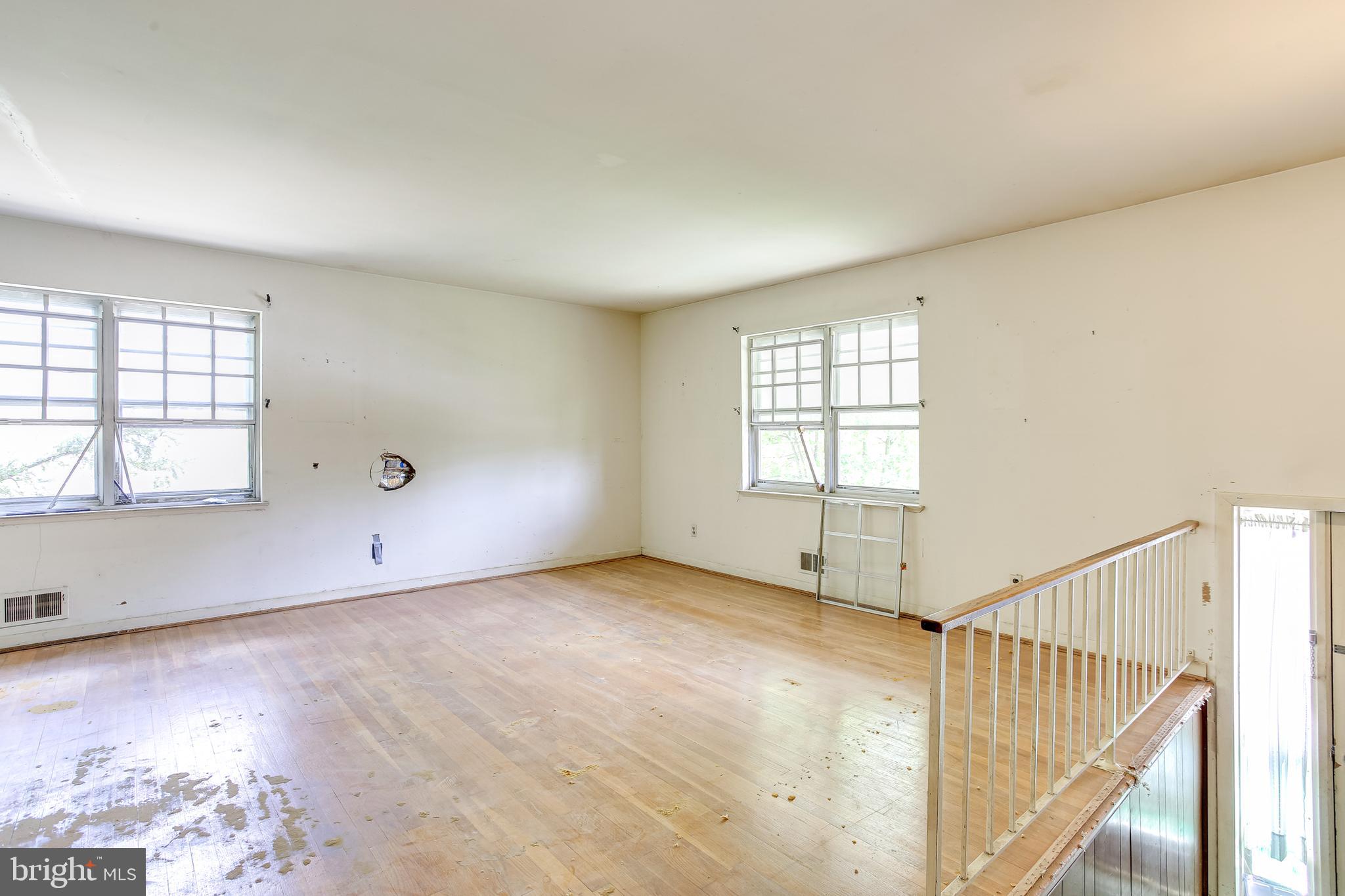428 Crosby Road Baltimore, MD 21228 - Photo 4 of 33 LIVING ROOM