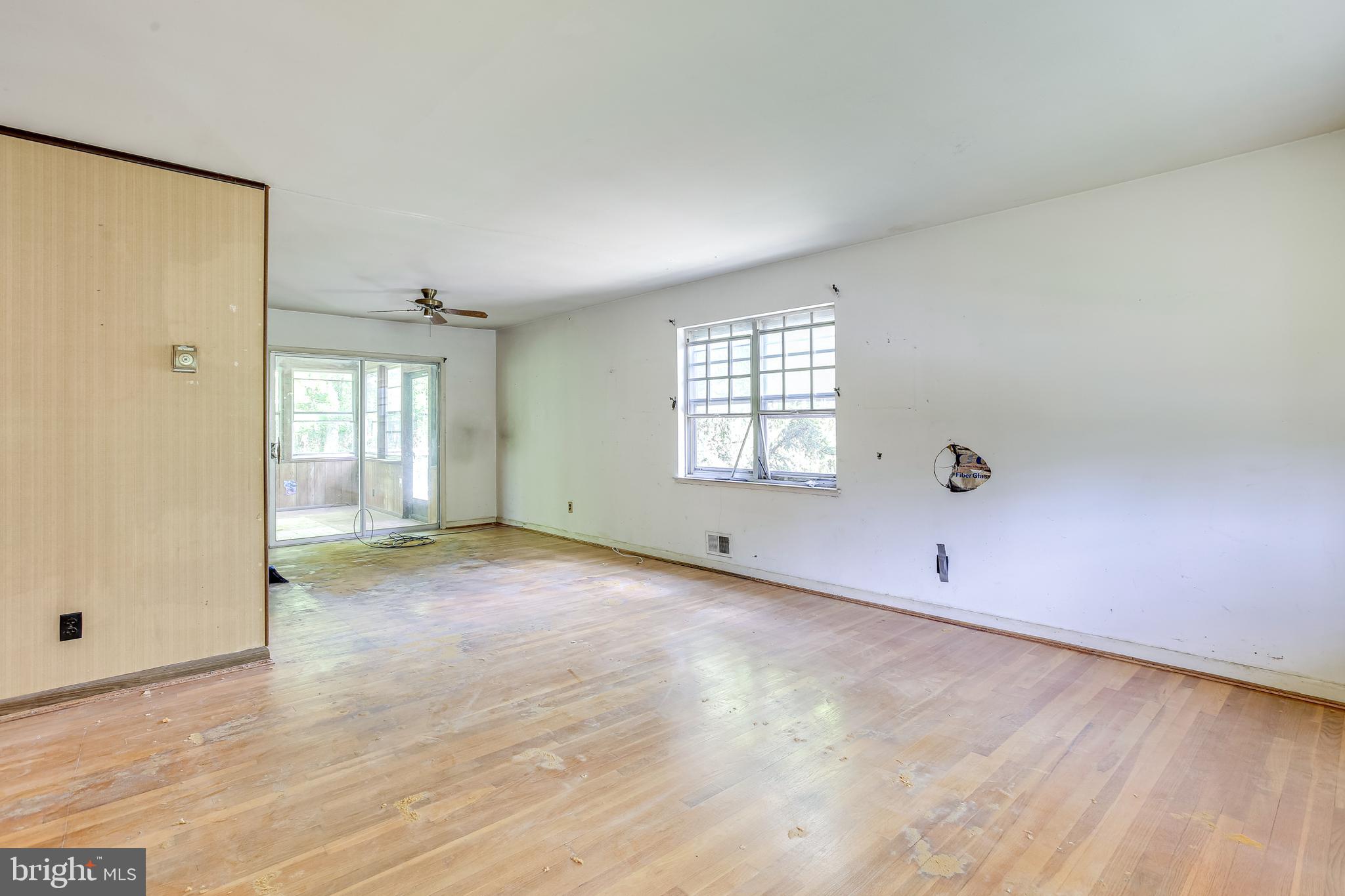428 Crosby Road Baltimore, MD 21228 - Photo 5 of 33 LIVING ROOM