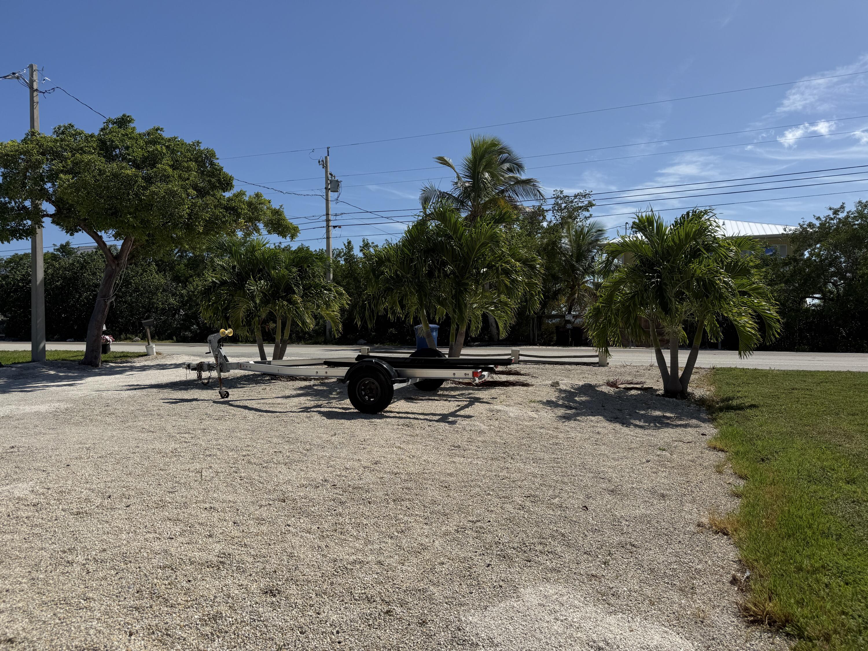 711 State Road, Unit 4A Summerland Key, FL 33042 - Photo 27 of 28 large front yard