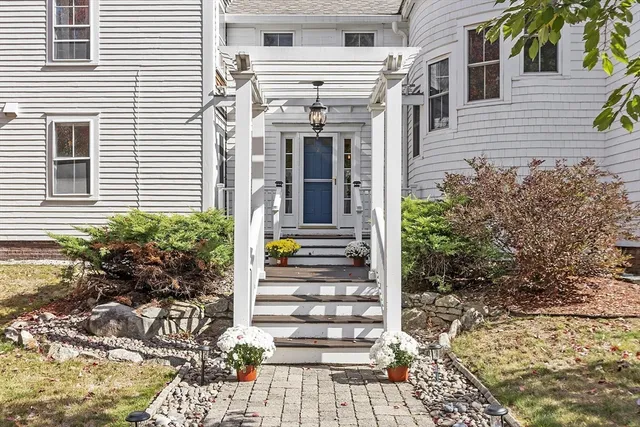 a view of a pathway with a house