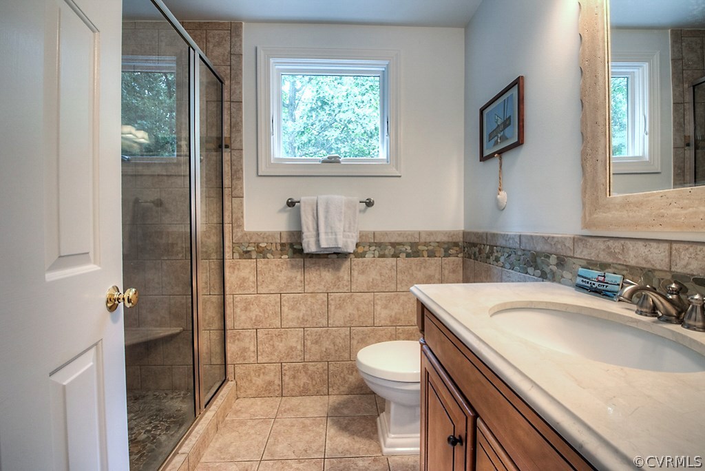 2600 Arrandell Road Midlothian, VA 23113 - Photo 31 of 45 a bathroom with a sink a toilet a mirror and shower