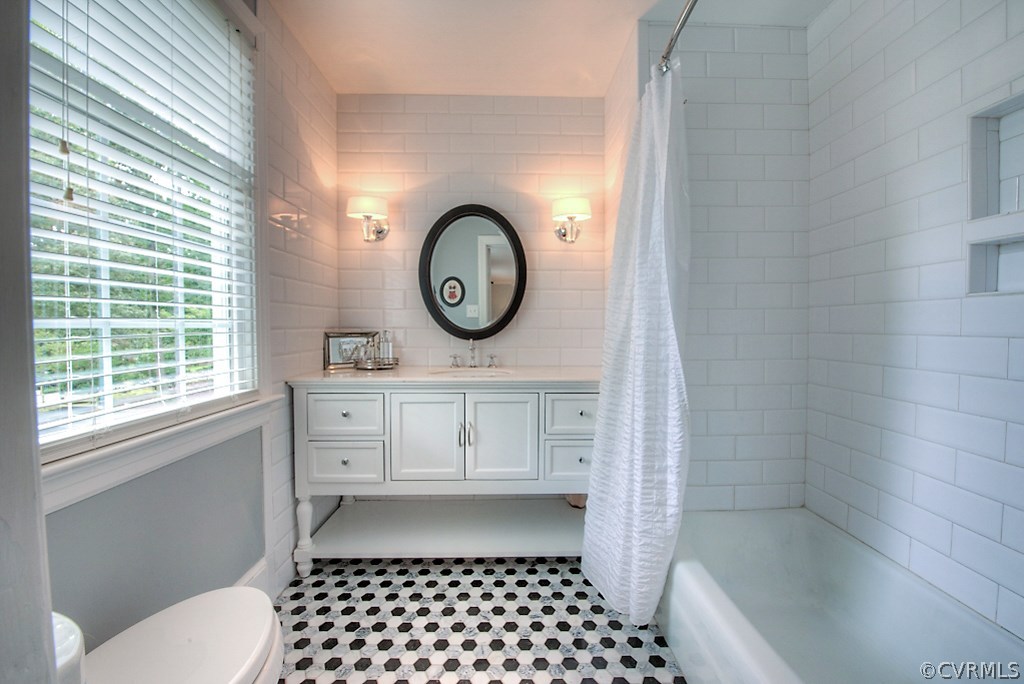 2600 Arrandell Road Midlothian, VA 23113 - Photo 38 of 45 a bathroom with a toilet a sink and a shower