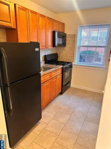 $1,800 | 542 4th Avenue, Unit 1D, Westwood, NJ 07675