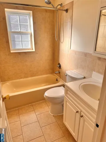 $1,800 | 542 4th Avenue, Unit 1D, Westwood, NJ 07675