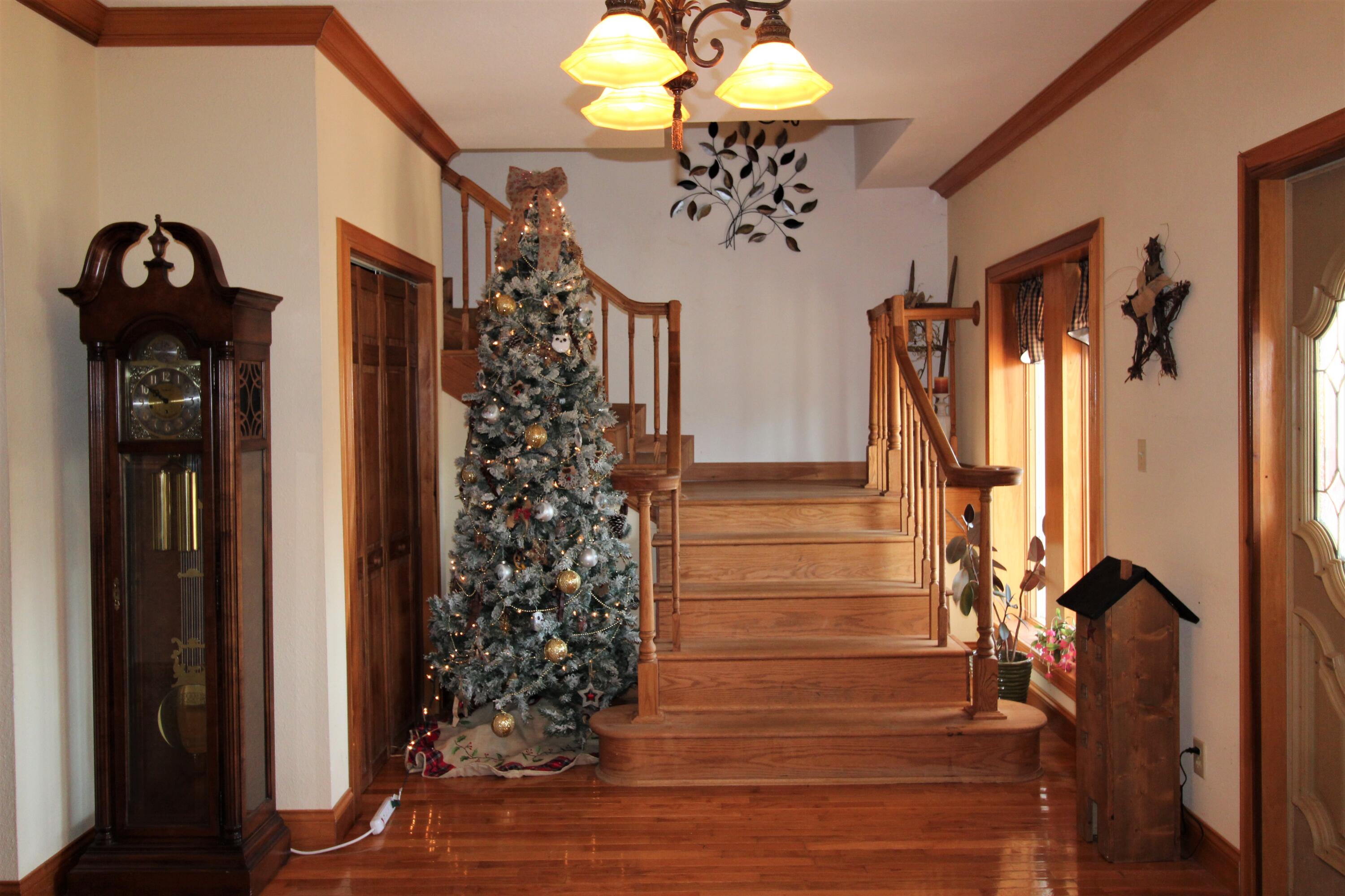 1245 North Shady Lane Road Campton, KY 41301 - Photo 41 of 96 042 main home - the foyer and stairwell