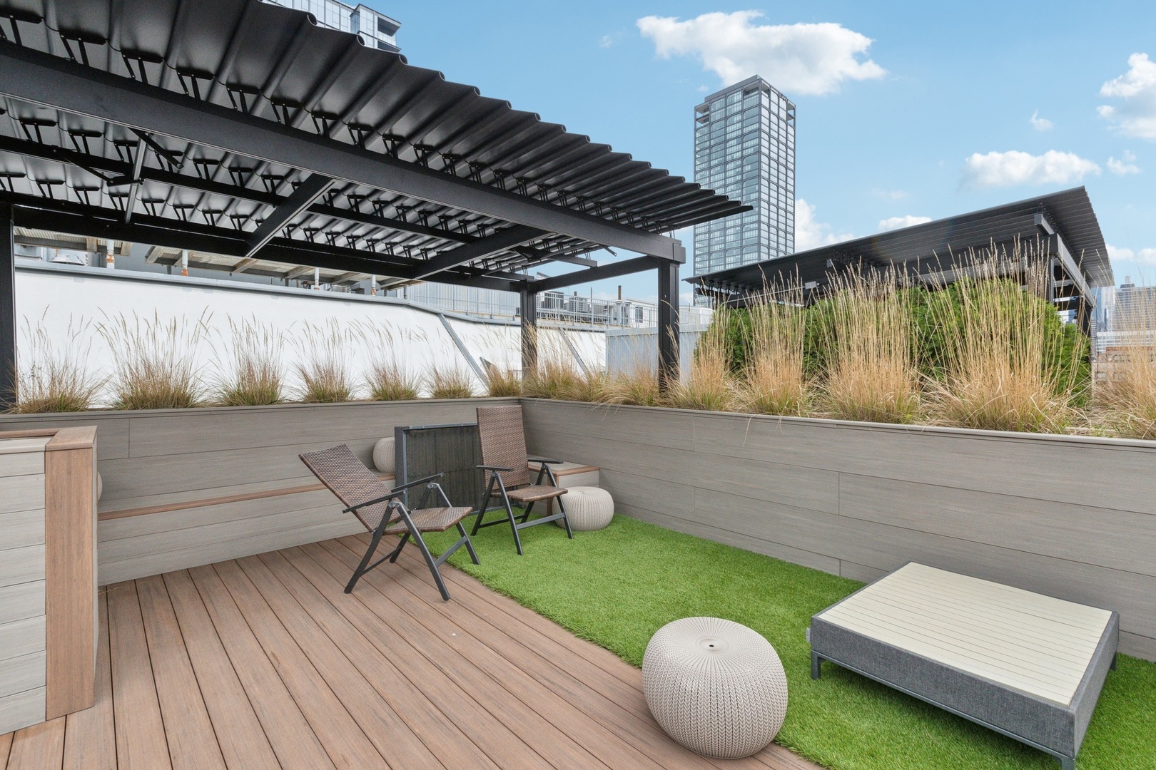 1000 West Washington Boulevard, Unit 137 Chicago, IL 60607 - Photo 26 of 33 a backyard of a house with table and chairs