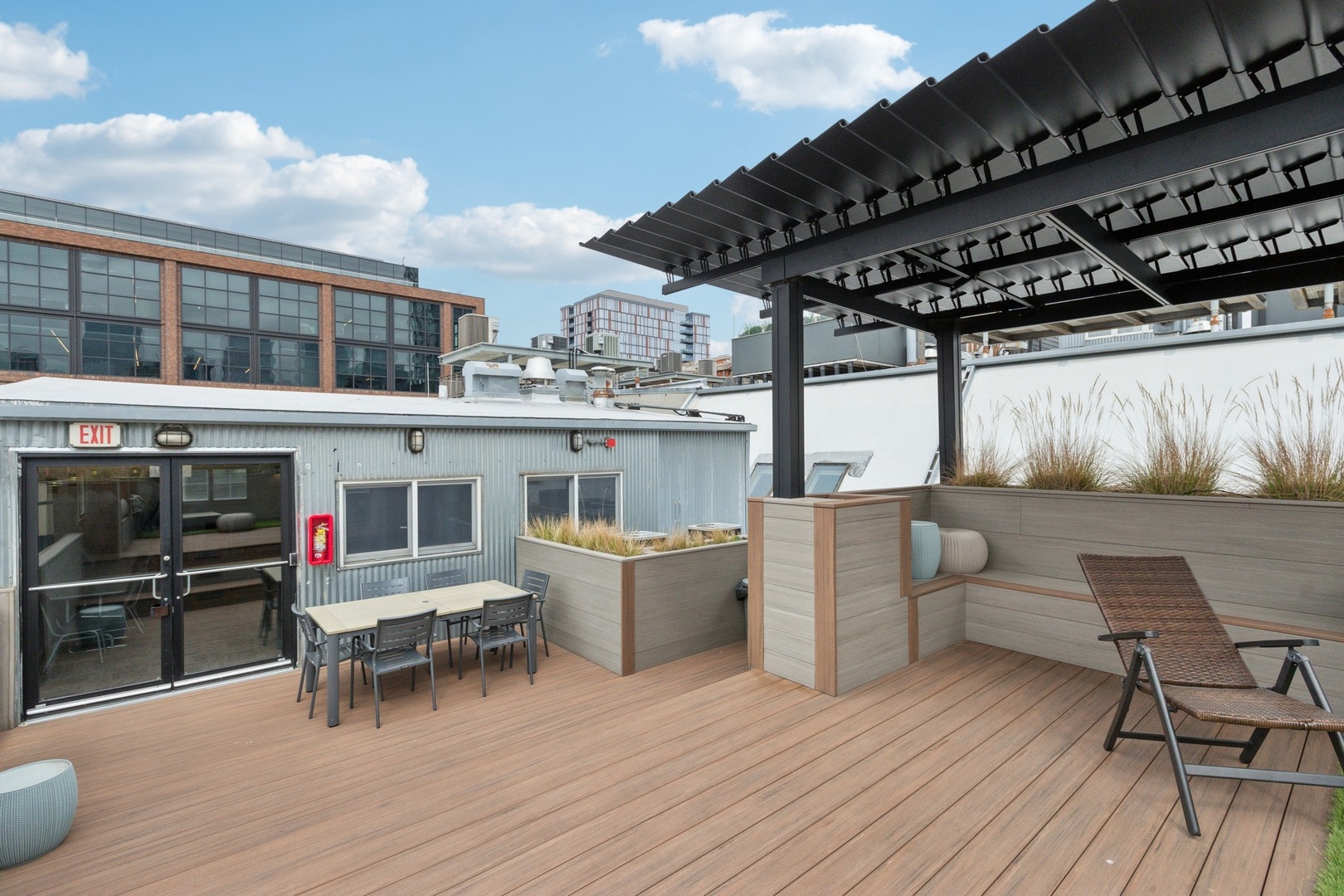 1000 West Washington Boulevard, Unit 137 Chicago, IL 60607 - Photo 27 of 33 a dining room with wooden floor and windows