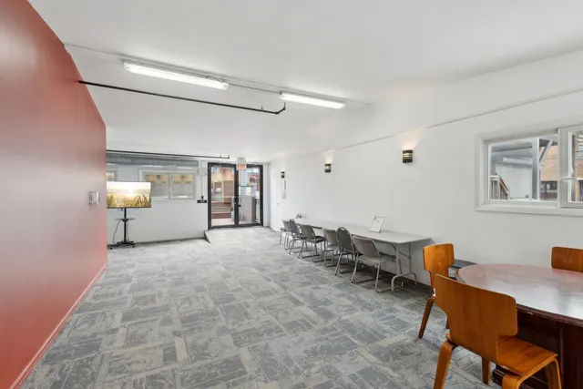 a view of livingroom with furniture