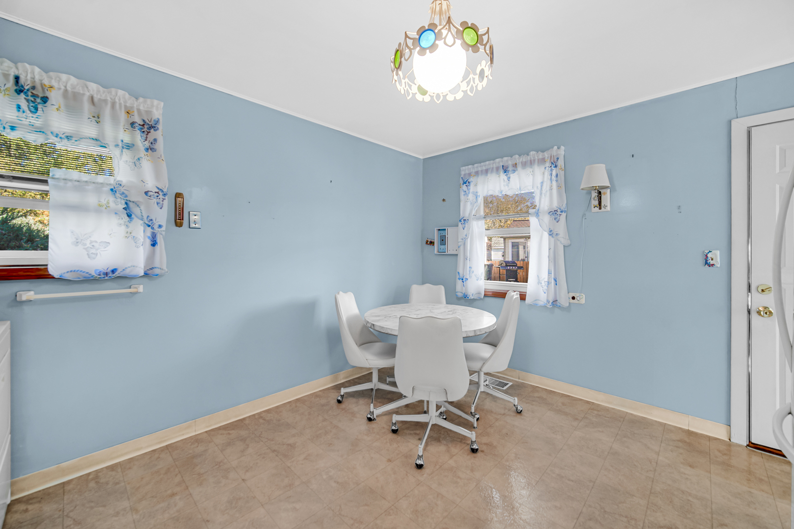 2800 School Drive Rolling Meadows, IL 60008 - Photo 11 of 23 a view of a dining room with furniture