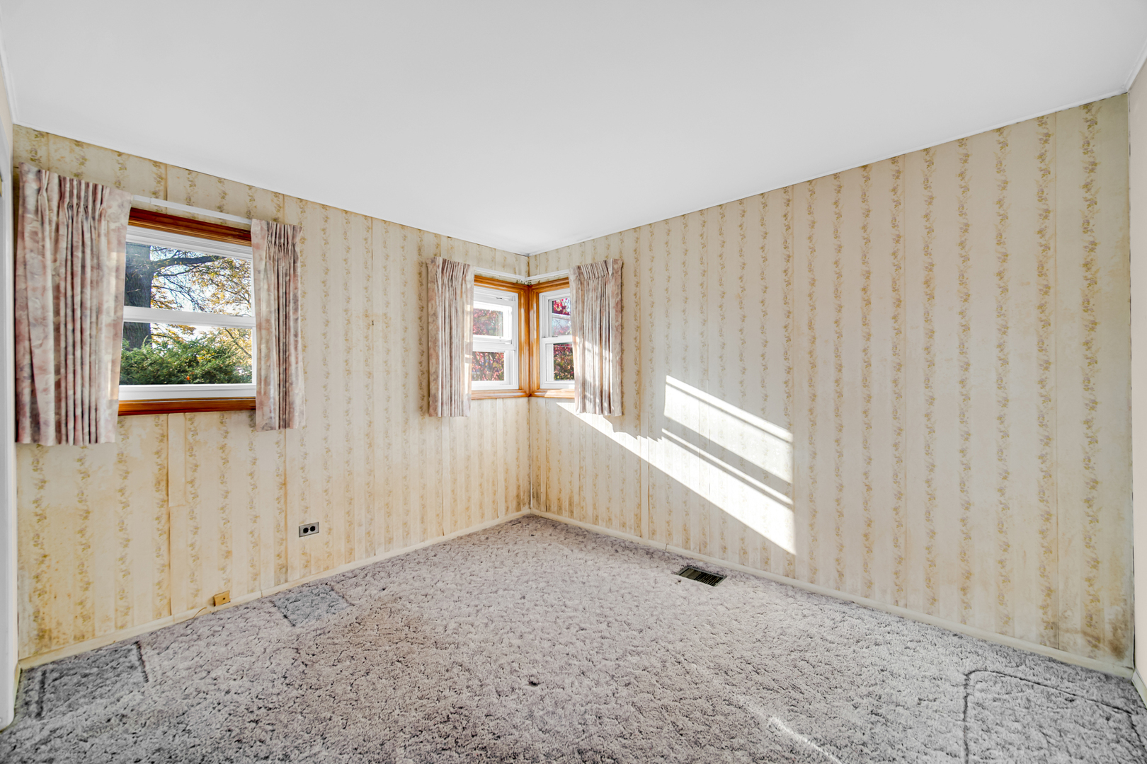 2800 School Drive Rolling Meadows, IL 60008 - Photo 13 of 23 a view of an empty room with a window