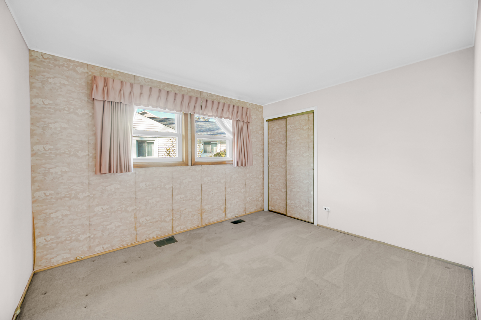 2800 School Drive Rolling Meadows, IL 60008 - Photo 14 of 23 an empty room with windows