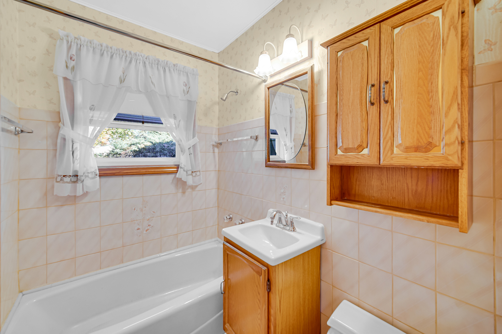 2800 School Drive Rolling Meadows, IL 60008 - Photo 15 of 23 a bathroom with a bathtub and a sink